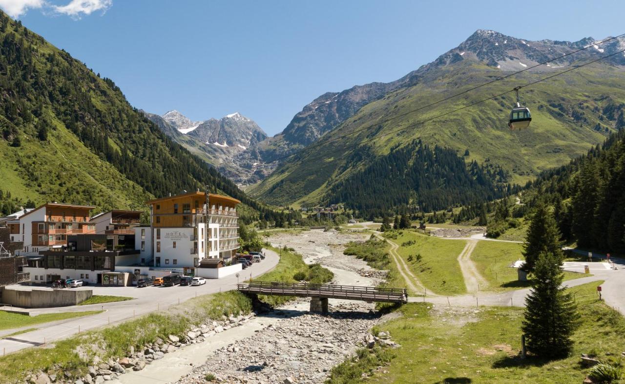 Hotel Vier Jahreszeiten Sankt Leonhard im Pitztal Exterior photo